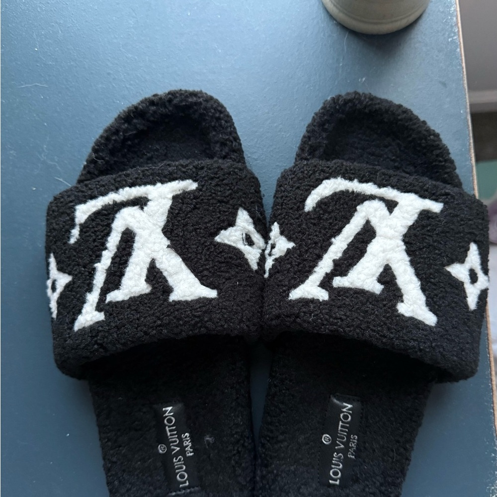OPEN TO OFFERS. Louis Vuitton Black and White Slides Sherpa